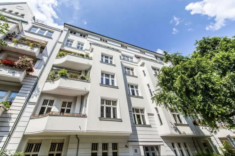 Helle  2-Zimmer-Altbauwohnung mit Balkon und Einbauküche – Top-Lage City West, nur 2 Minute — photo 1